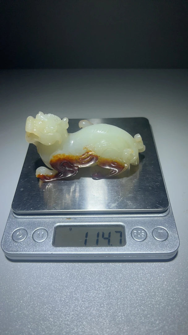 和田玉玉兽，也是貔貅的一种，做把件，摆件都合适