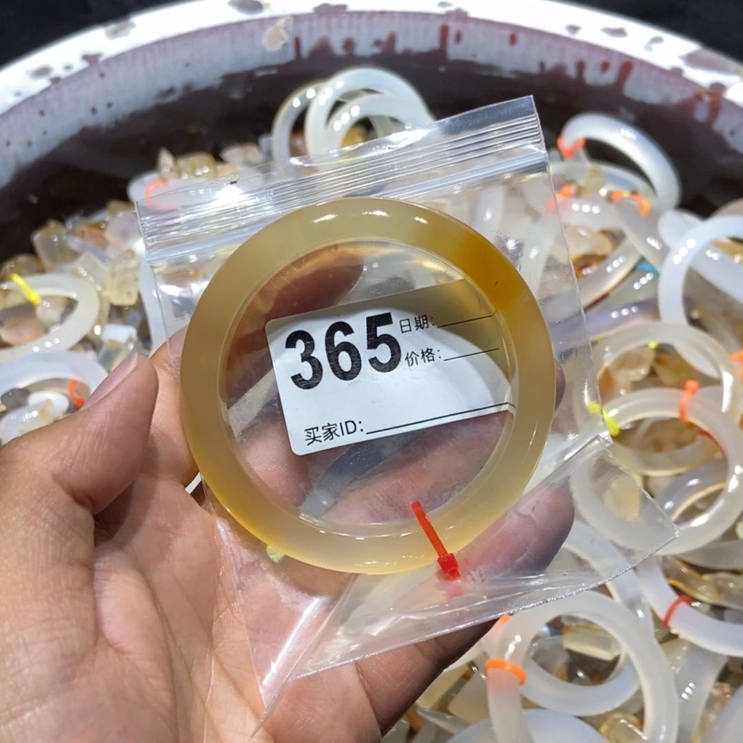 I***哟玛瑙/玉髓未镶嵌手镯