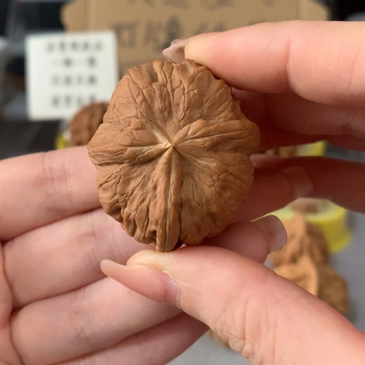 玩***剪吊坠文玩核桃异形单只，有瑕疵