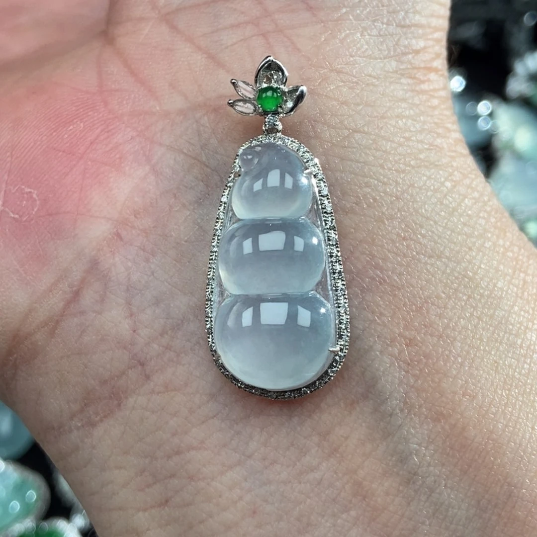 颈饰18K金镶嵌翡翠豆子