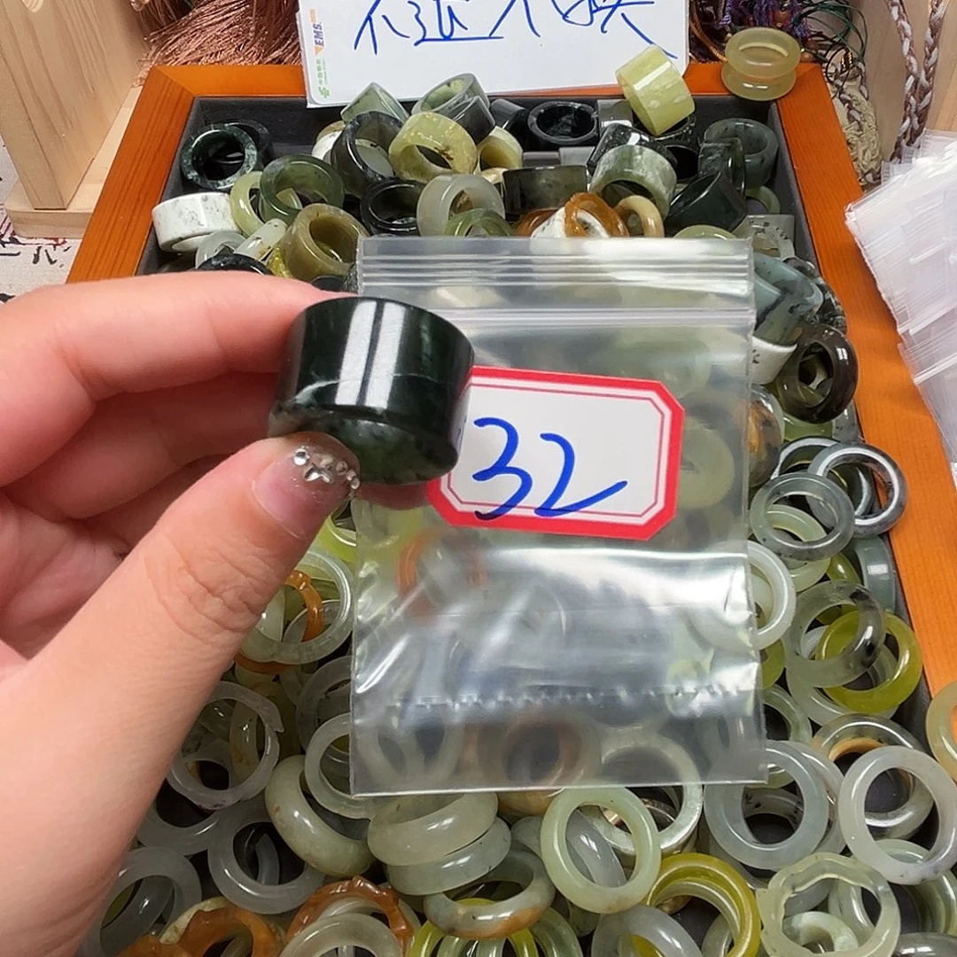 月***初未镶嵌蛇纹石玉珠宝奇石