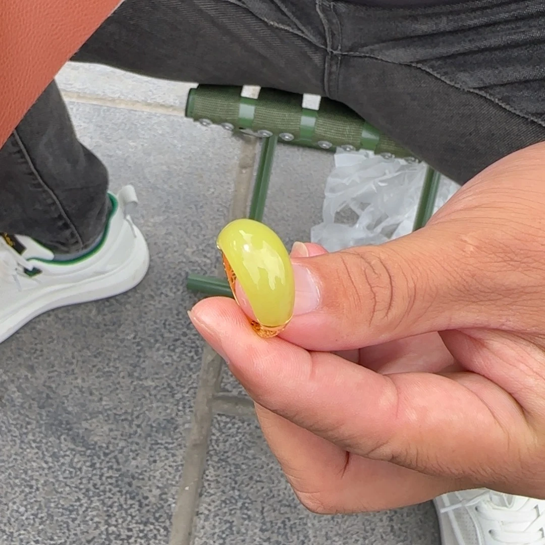 18K金镶嵌戒指和田玉
