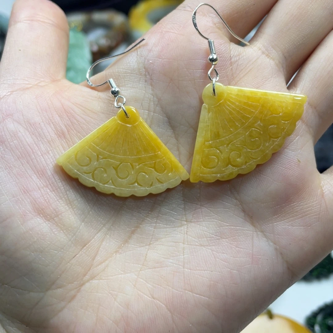 蕾***翡翠未镶嵌颈饰牌子