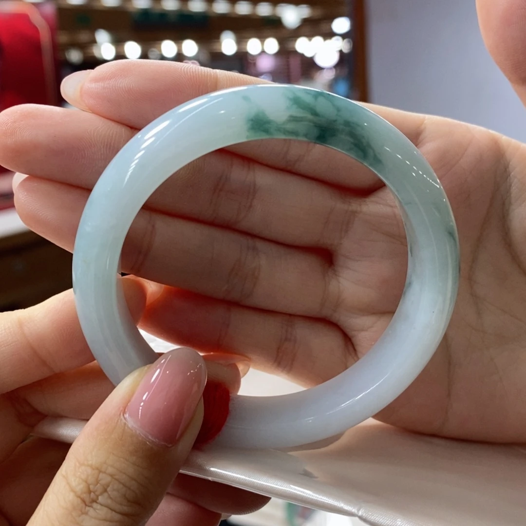 翡翠手镯未镶嵌翡翠