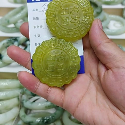透闪石-蛇纹石玉未镶嵌颈饰