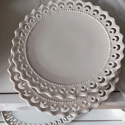 白瓷雀尾八寸盘子两个