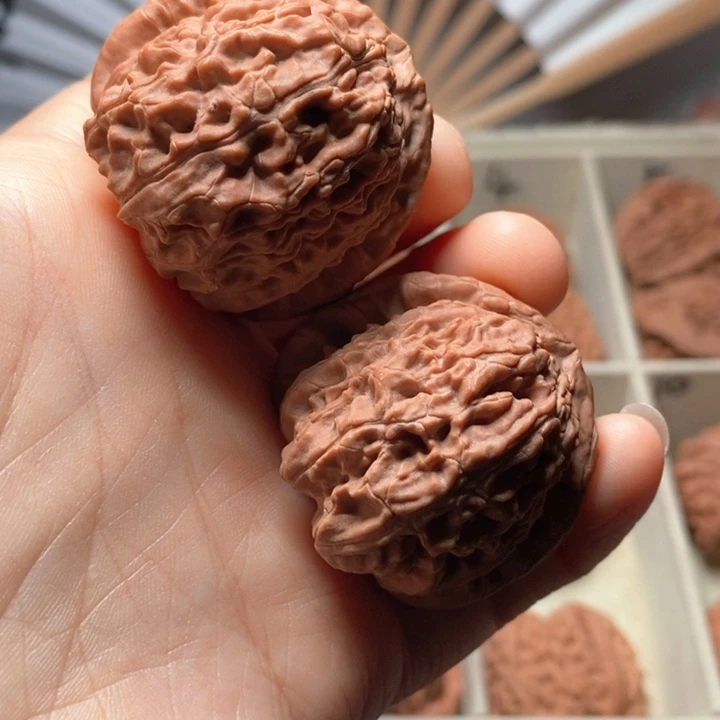 文玩核桃吊坠三角白