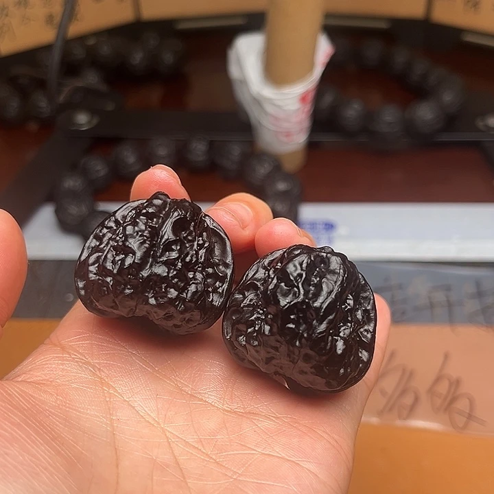 核桃原生地闷文玩核桃手把件蛤蟆头 34