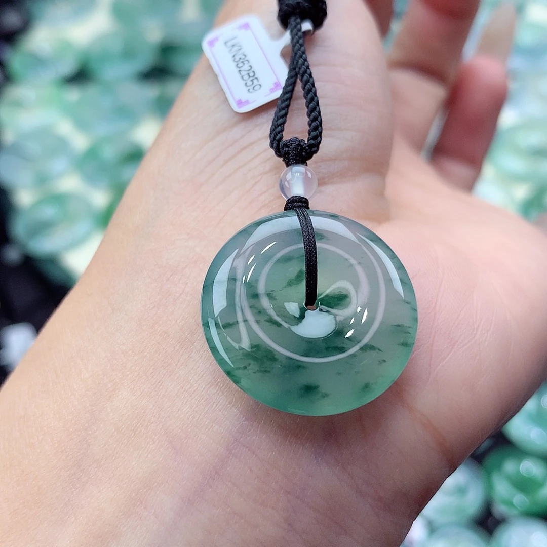 翡翠未镶嵌颈饰编号28。尺寸22.9-5.7