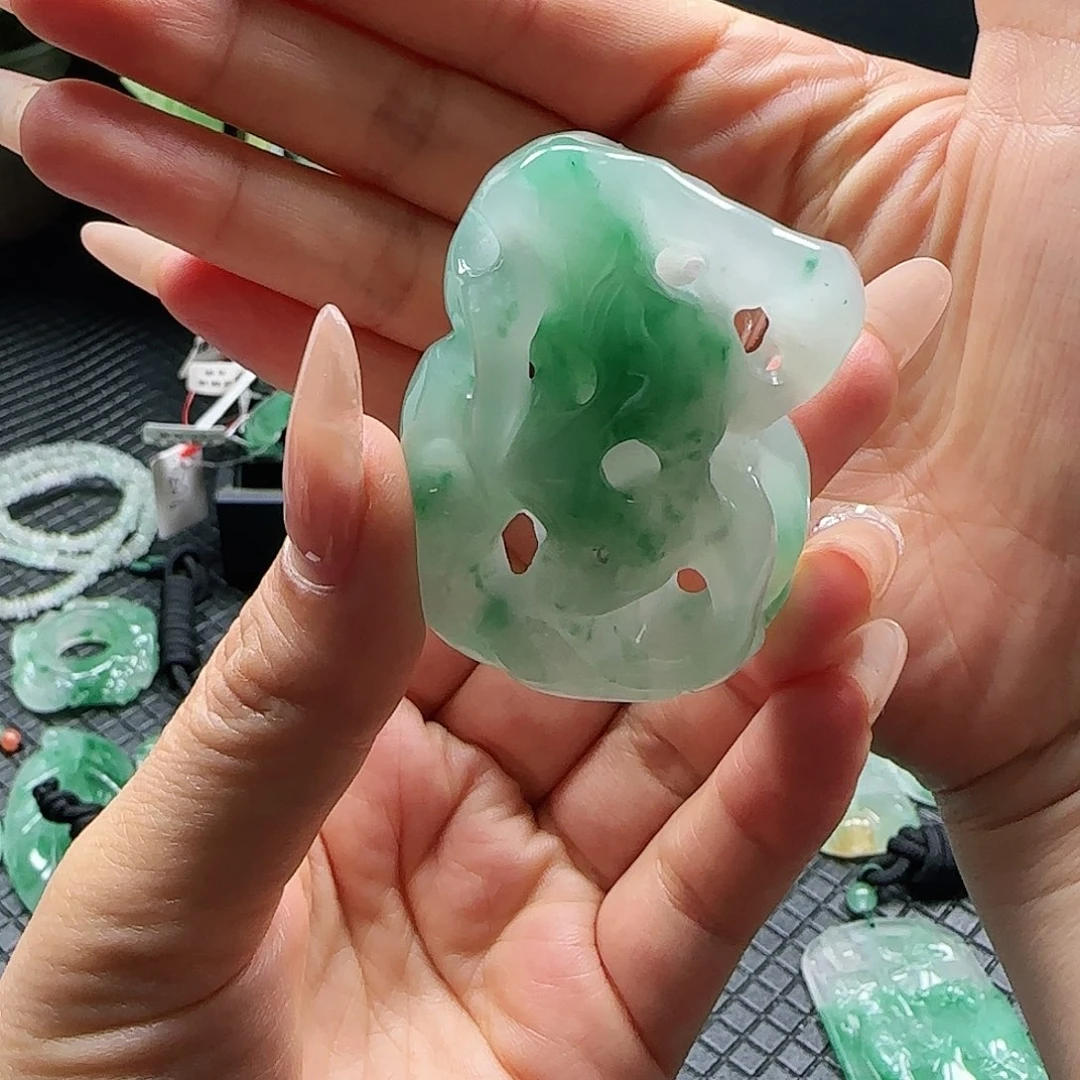 路***生石英质玉（非洲翠）吊坠未镶嵌