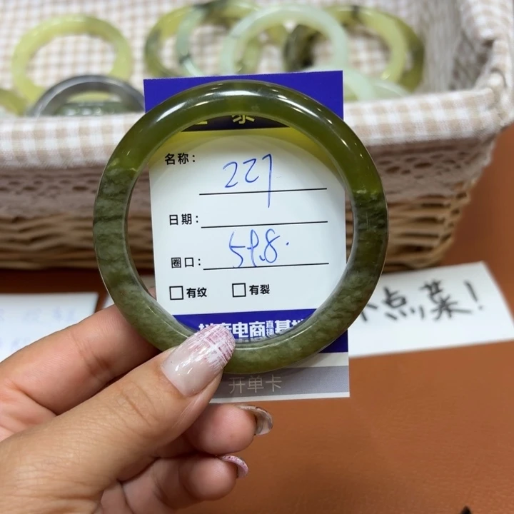 未镶嵌岫玉手镯天然