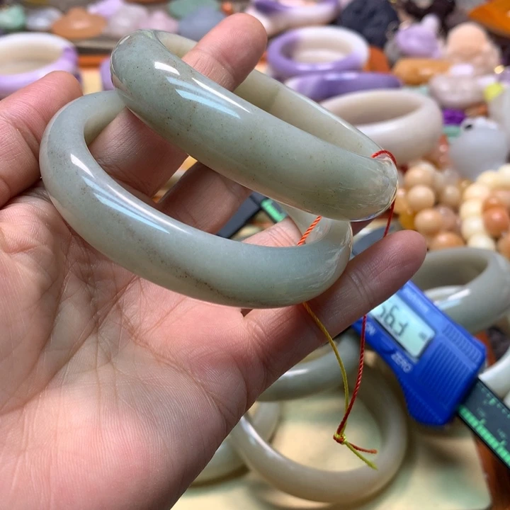 石英岩玉未镶嵌2条58.5豆绿，有红沙