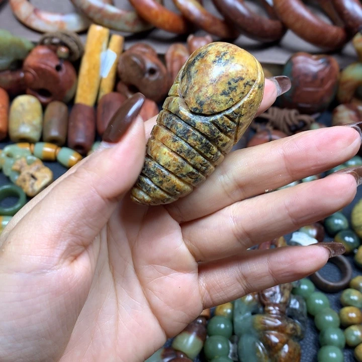 岫岩河磨玉（透闪石质玉）未镶嵌把件黄白河磨蝉蛹手把