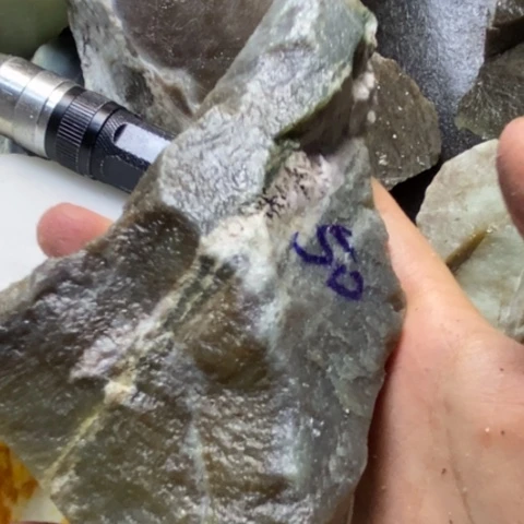 透闪石质玉未镶嵌珠宝半成品远****着