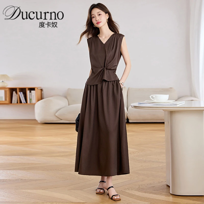 法式冷淡系连衣裙2025夏新款高级感气质轻熟风无袖V领假两件长裙