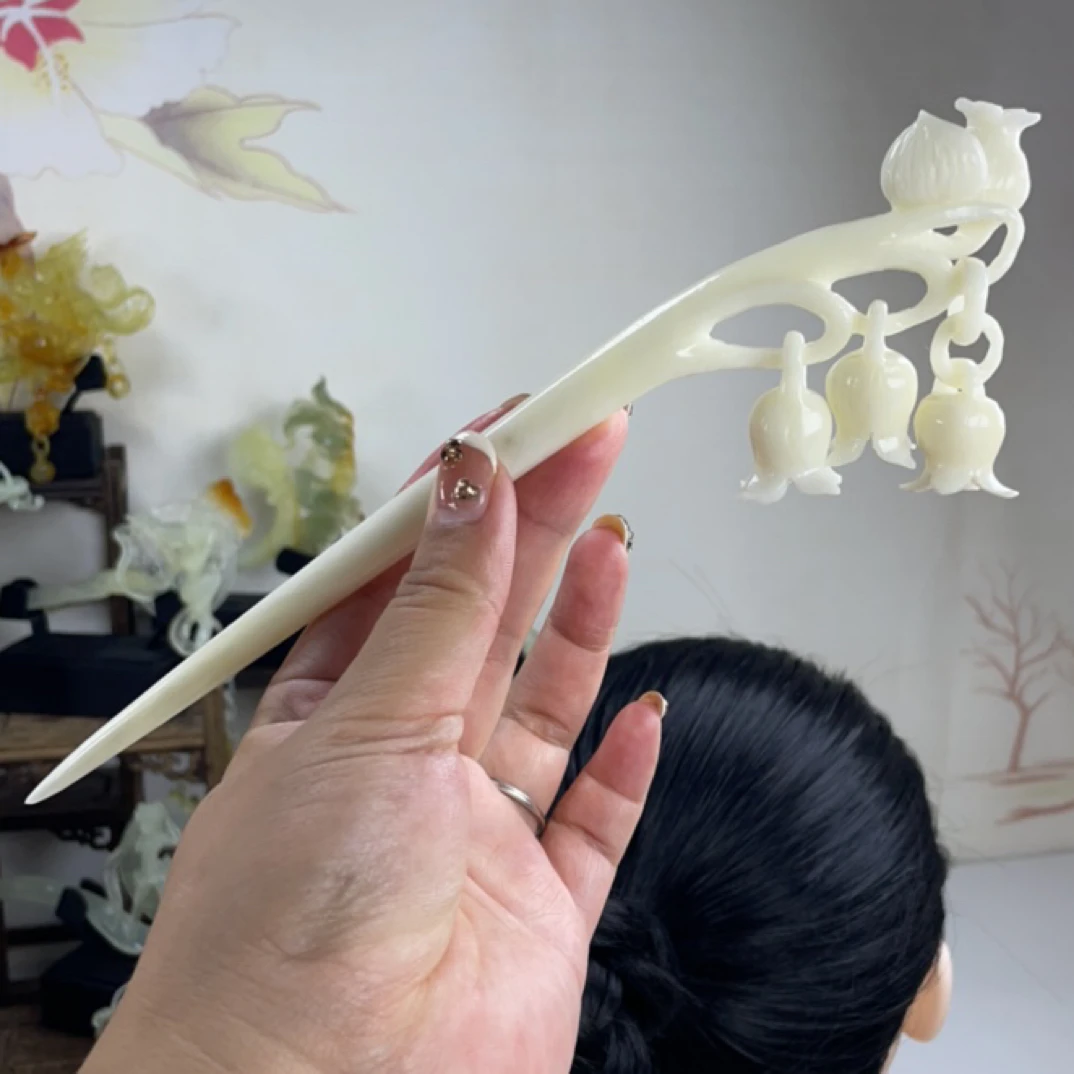 岫玉～铃兰花发簪。古瓷白料子，料子细腻温润干净，雕刻立体灵动。