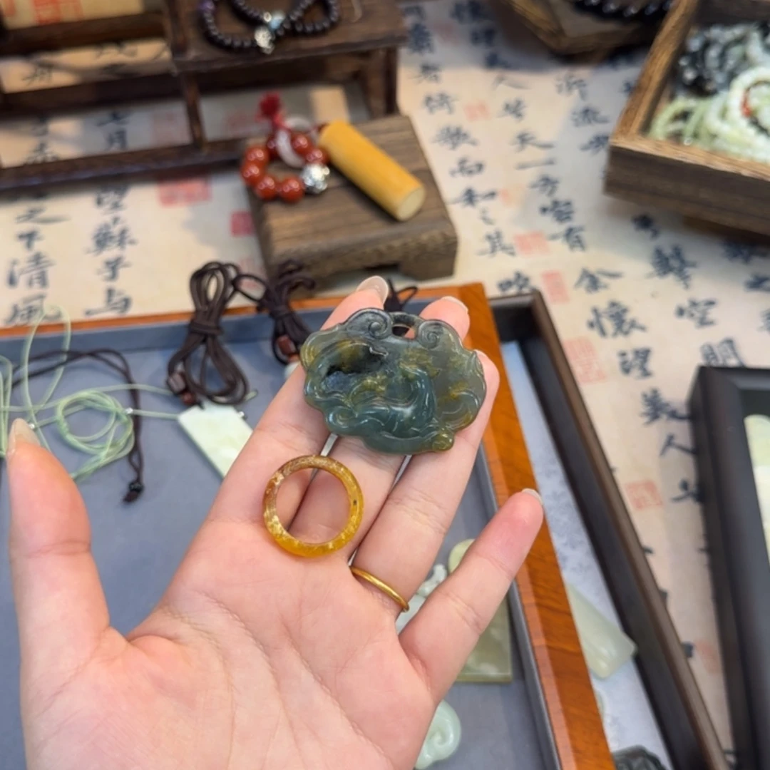 蛇纹石玉颈饰合金江*