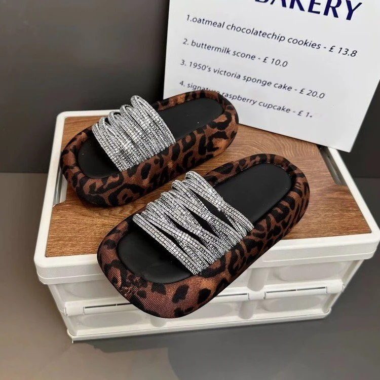 时尚水钻外穿一字拖鞋女2025夏季新款百搭轻便松糕厚底沙滩拖鞋