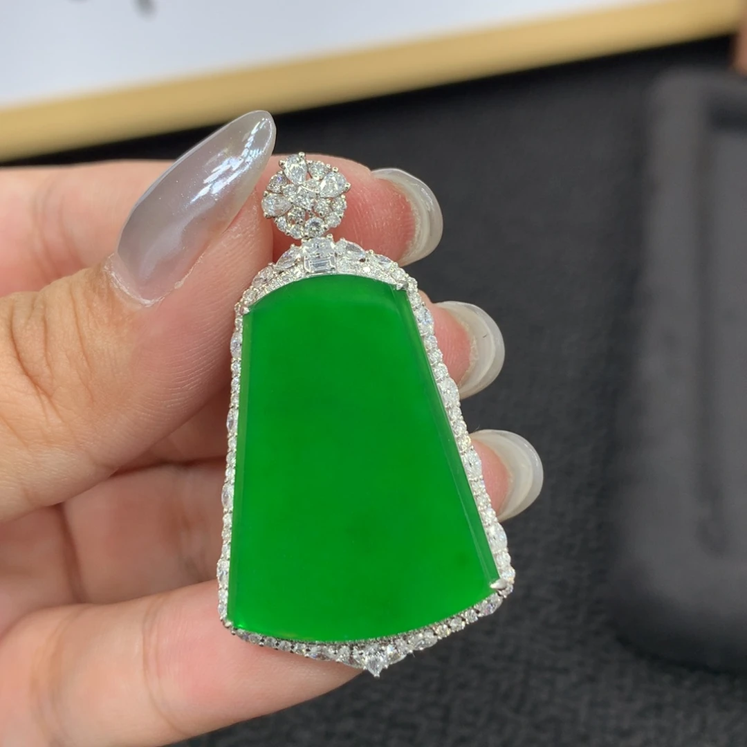 翡翠18K金镶嵌颈饰只**菜无事牌