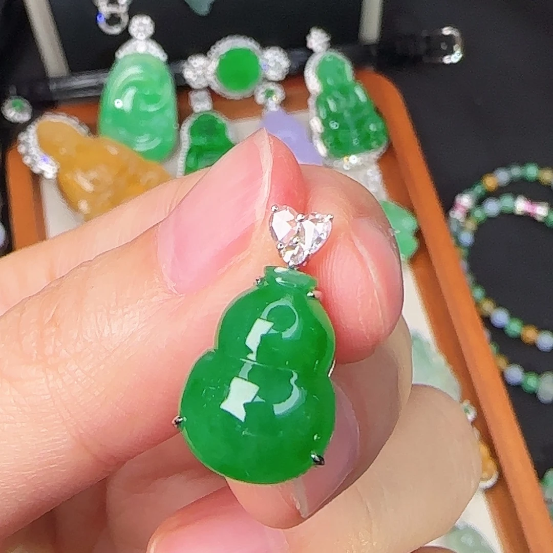 翡翠18K金镶嵌颈饰阳绿葫芦