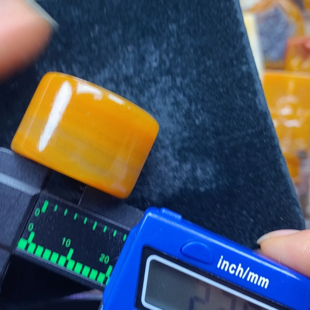 未镶嵌石英质玉（黄龙玉）颈饰