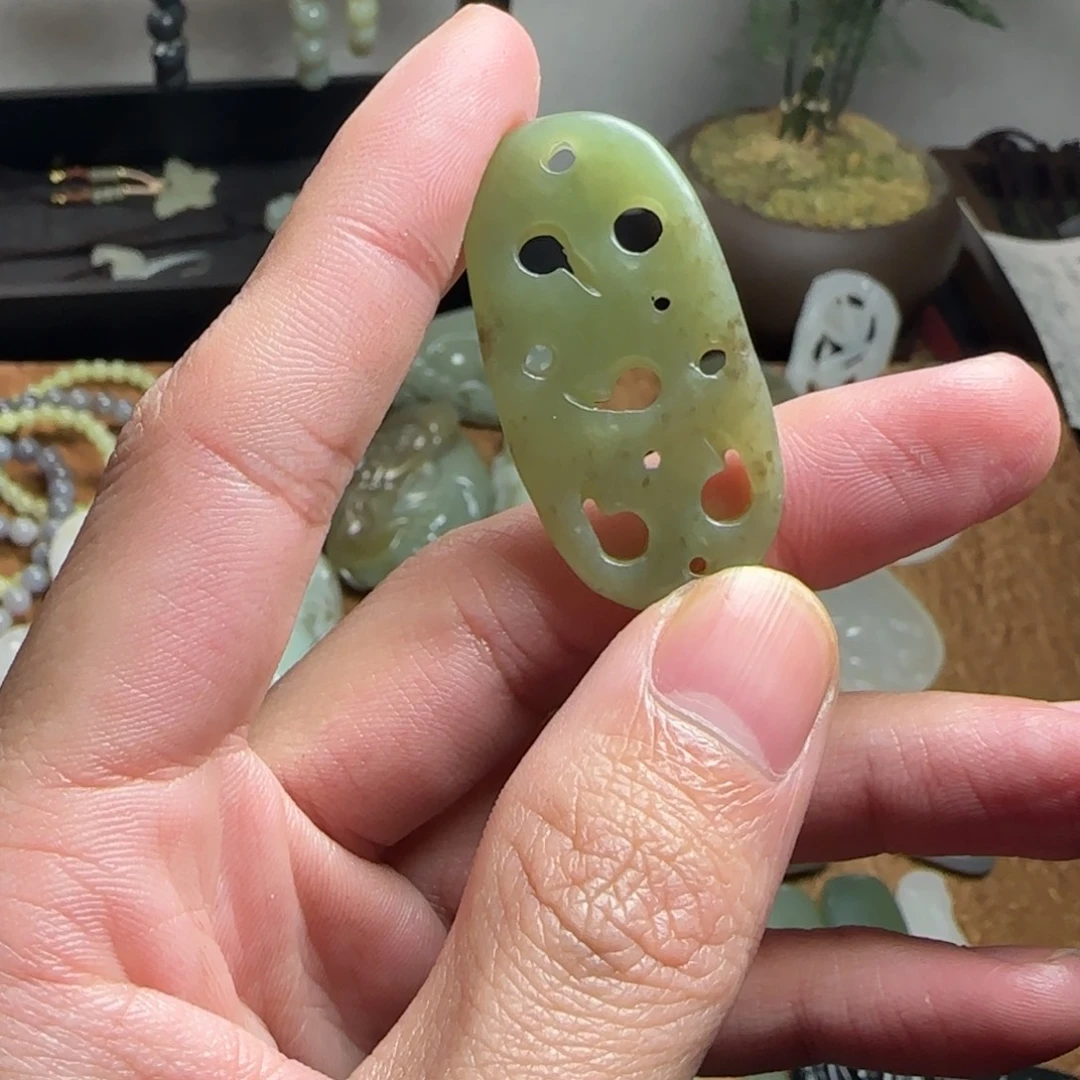 和田玉未镶嵌颈饰正常结构