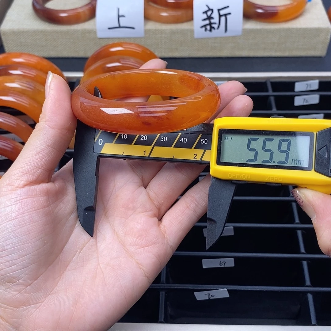 未镶嵌石英质玉（黄龙玉）手镯55号