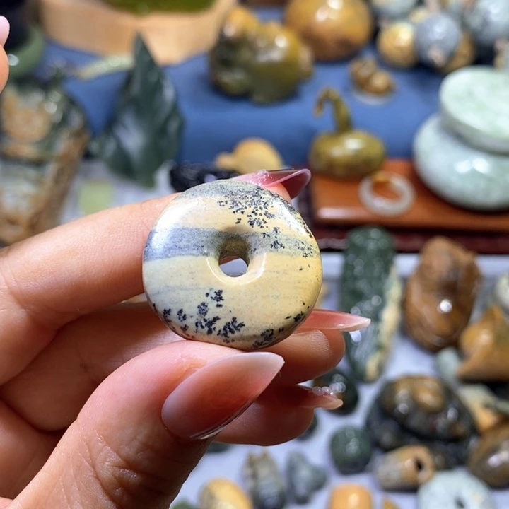 未镶嵌岫岩河磨玉（透闪石质玉）挂件