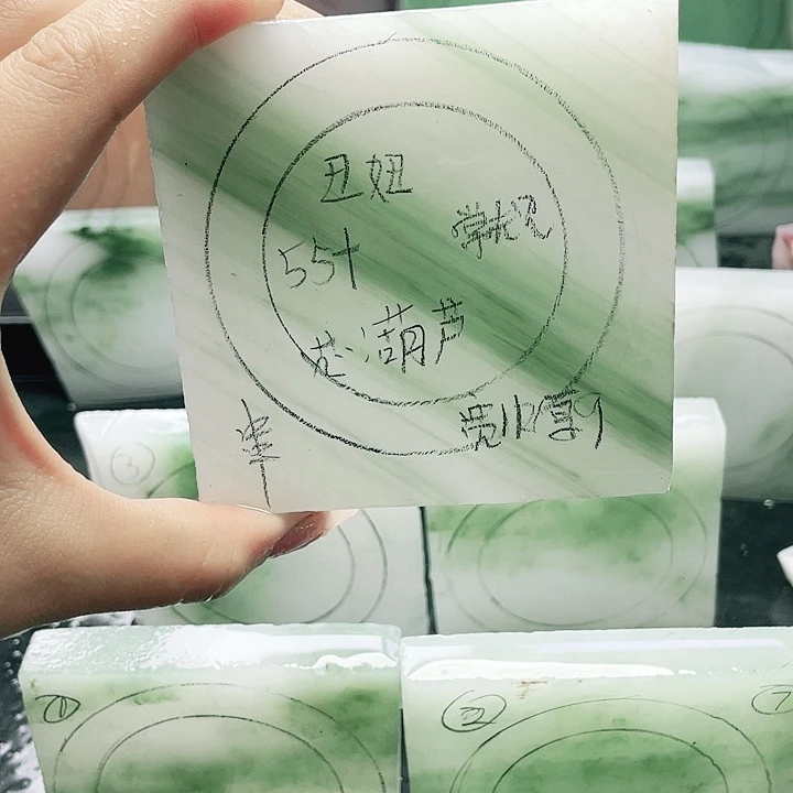 丑***妞定制石英质玉（非洲翠）