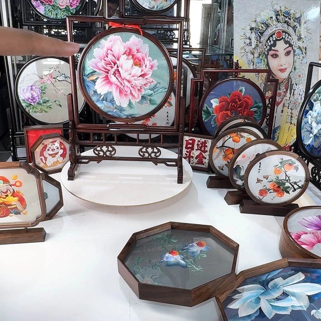 扇子蘑***噗苏绣摆台牡丹红木