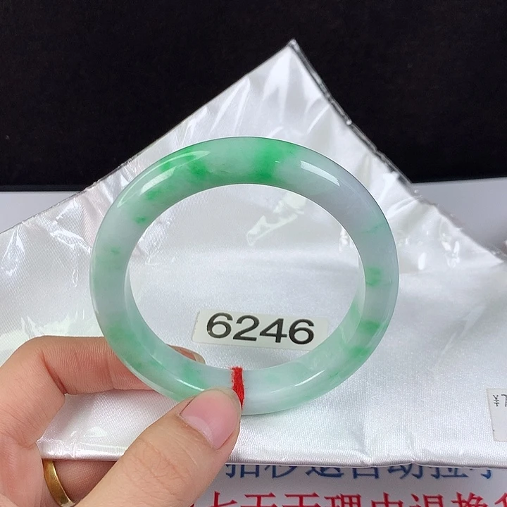 翡翠未镶嵌手镯57圈 白底阳绿飘花
