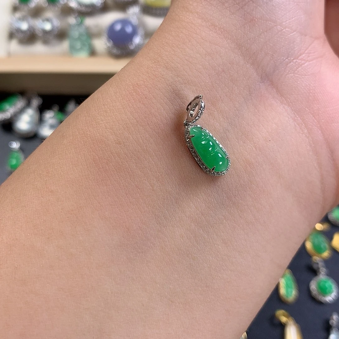 翡翠18K金镶嵌颈饰