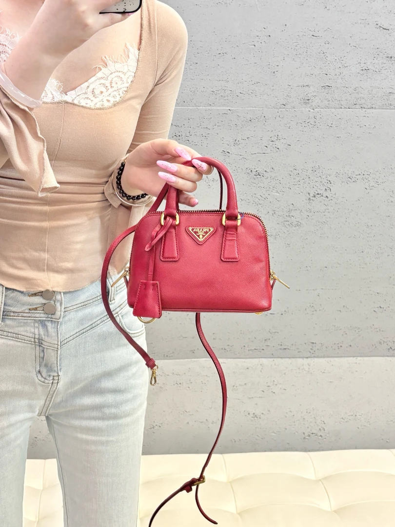 95新 Prada/普拉达 prada 红色mini贝壳斜挎包(K)