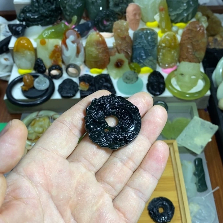 蛇纹石玉未镶嵌颈饰