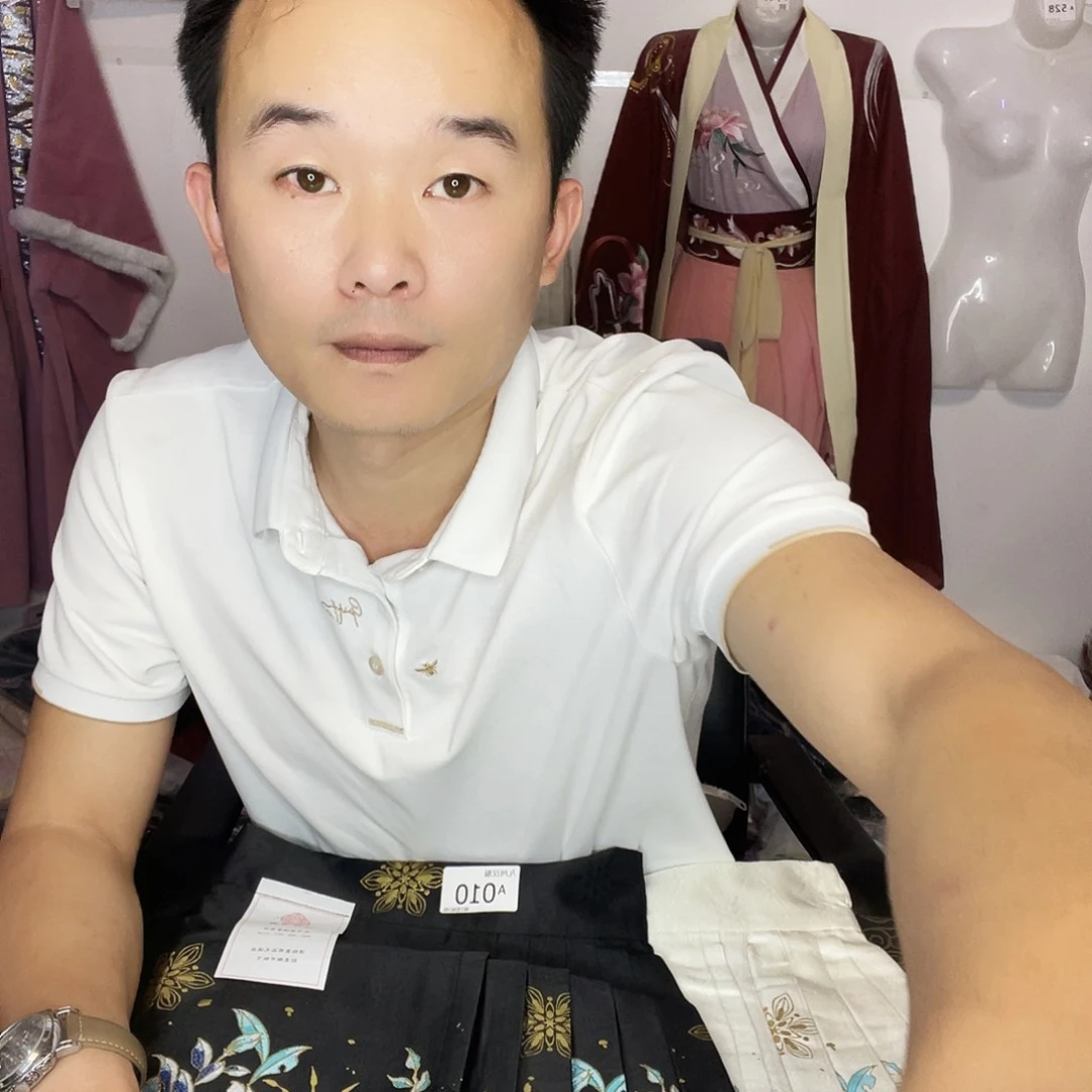 孤品选购短款两条马面裙。