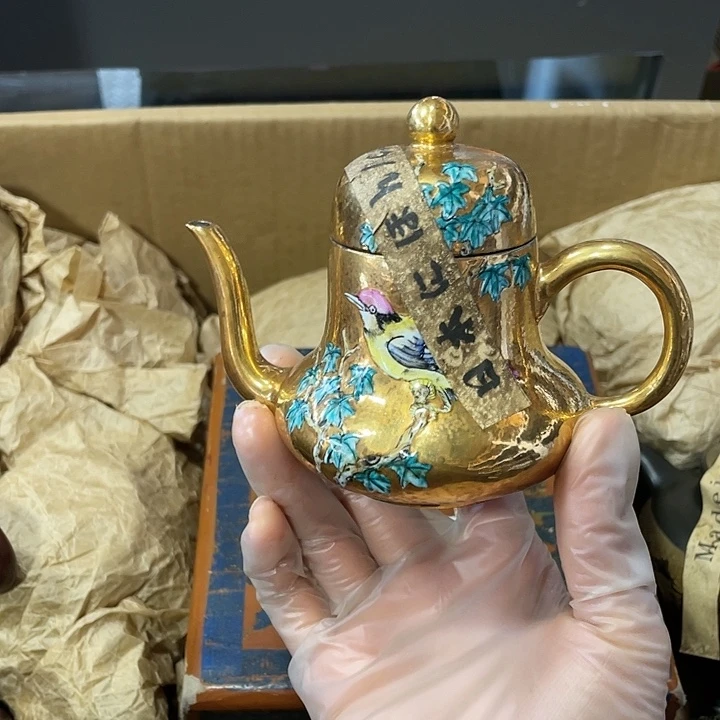 茶壶紫砂原矿泥料，手工制作的一把紫砂壶。