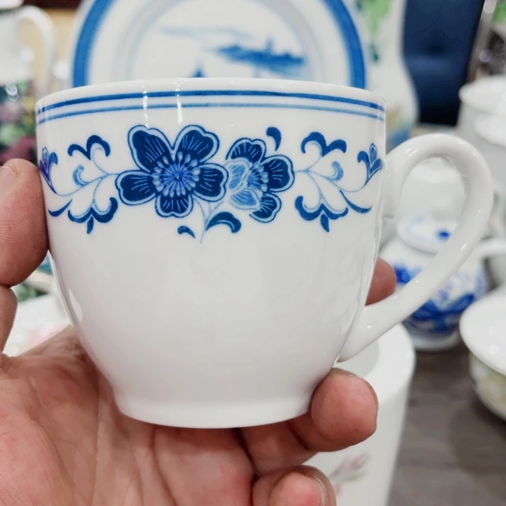 杯釉下五彩的瓷器和瓷器