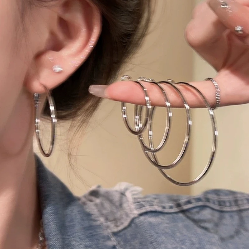 合金硅胶耳饰 2025新款爆款圈圈耳环女轻奢高级感素圈耳扣耳饰品