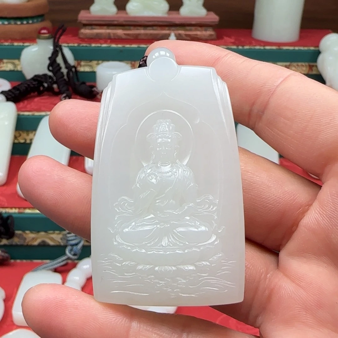 和田玉挂件未镶嵌金****?