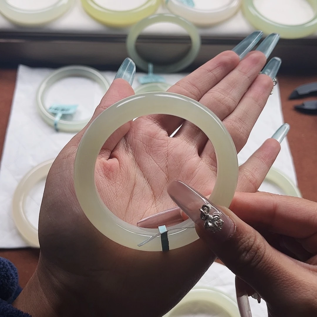 和田玉手镯未镶嵌