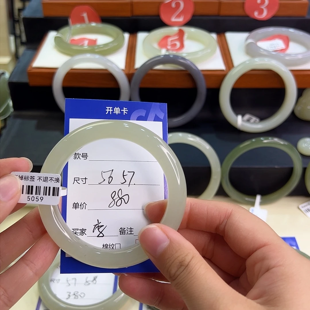 和田玉手镯未镶嵌李***?