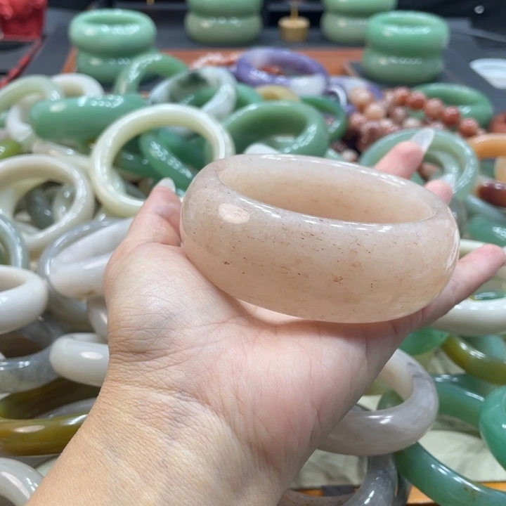 雄***狮石英质玉未镶嵌珠宝奇石