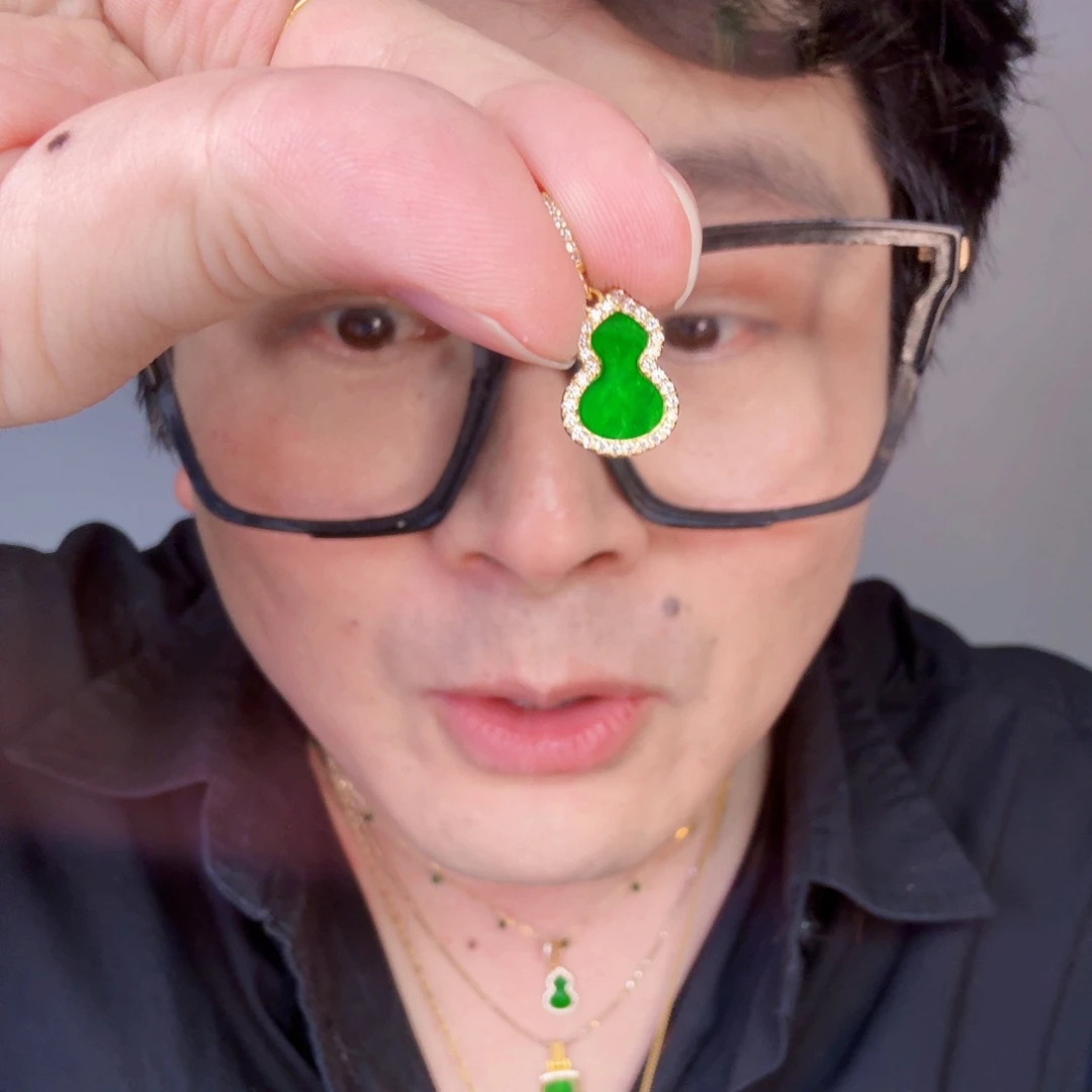 翡翠未镶嵌颈饰一件