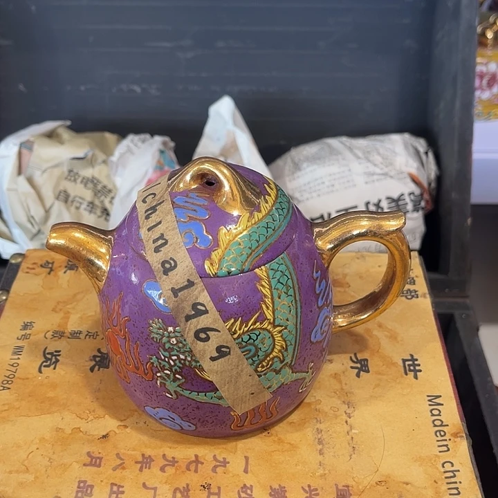 茶壶紫泥原矿泥料手工制作的一把紫砂壶。