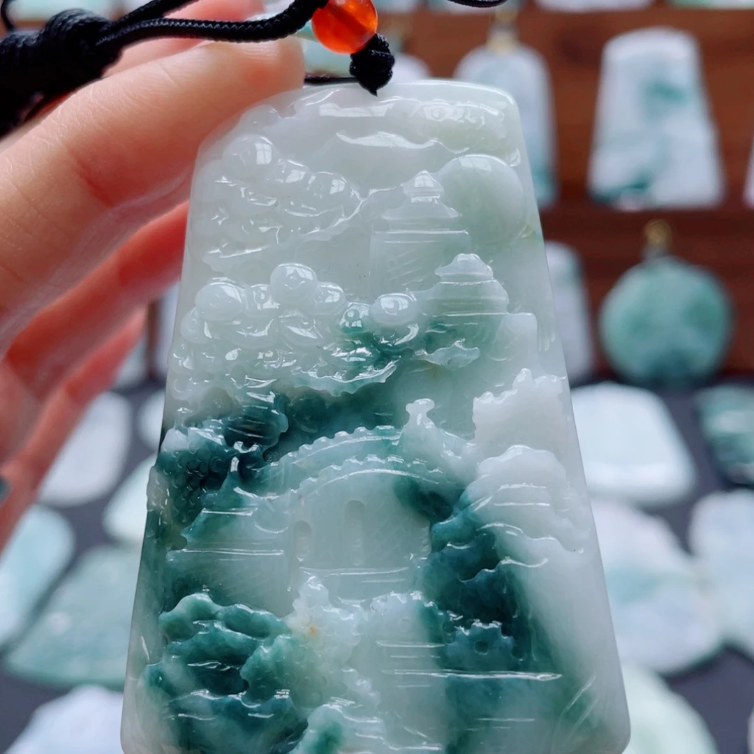 翡翠未镶嵌颈饰山水