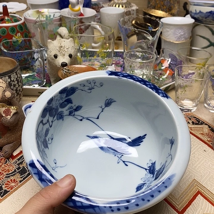 茶壶紫砂杯子和一大盒酸奶一起装起来