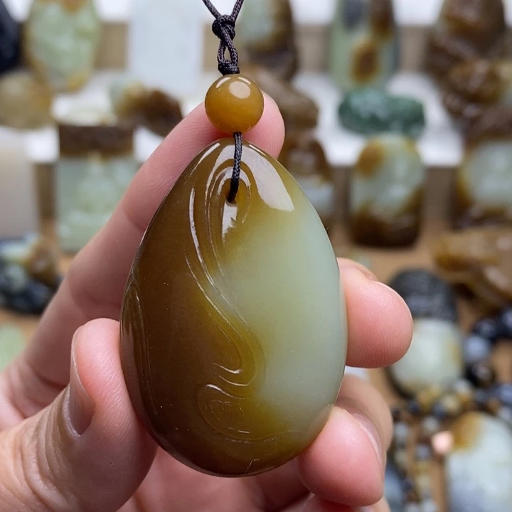 和田玉未镶嵌颈饰凝**狸