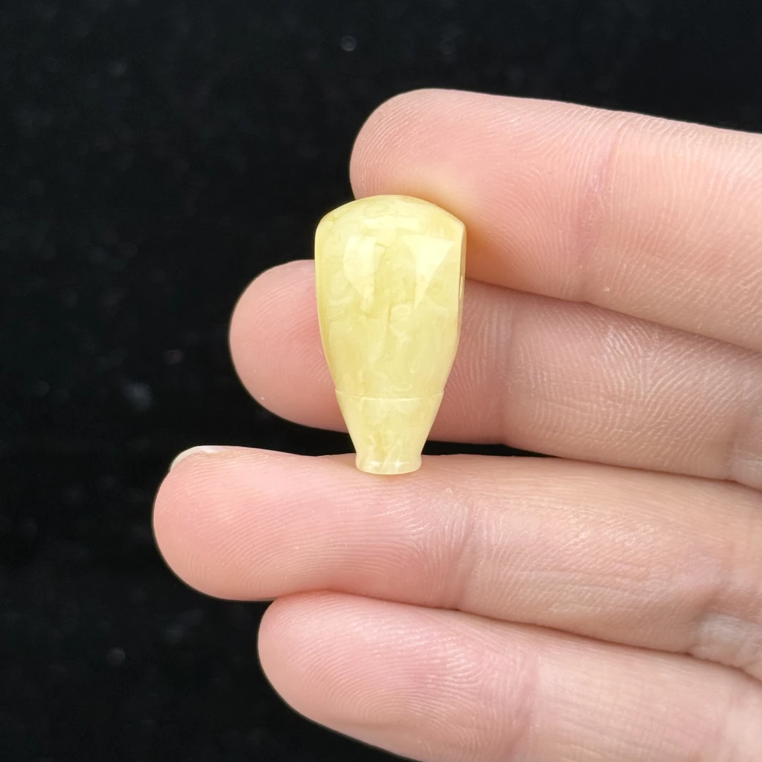 M1473 天然蜜蜡俄料三通11.7*22.7mm 1.77克