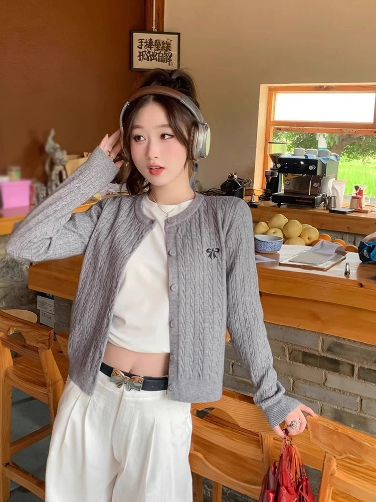 灰色麻花刺绣针织开衫外套女春秋慵懒高级感毛衣秋冬2025新款上衣