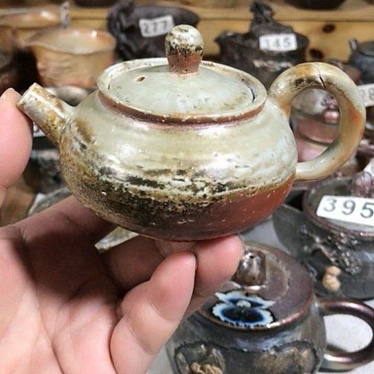 瓷片微瑕的茶壶的